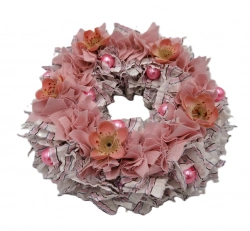 Věnec látkový růžový s květy a perlami 18cm