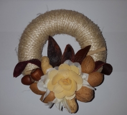 Věnec sisalový provázek 16cm ořechy